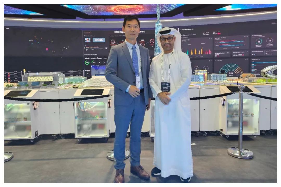 图1 安芯网盾CEO姜向前（左）与阿联酋网络安全委员会H.E. Dr. Mohamed Hamad Al-Kuwaiti（右）