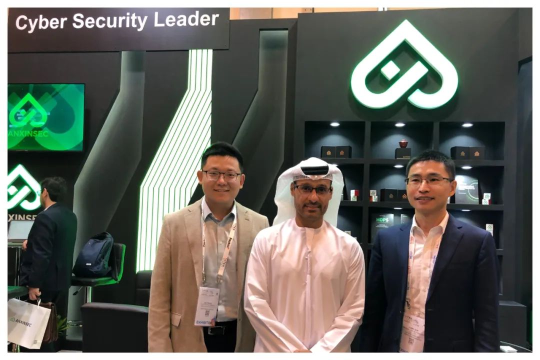 图2 阿联酋网络安全委员会H.E. Dr. Mohamed Hamad Al-Kuwaiti参观安芯网盾